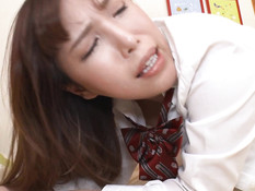 Симпатичная молодая японка оттрахана в бритую киску и залита спермой