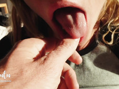 Он подрочил клитор молодой блондинке и после минета оттрахал в пизду