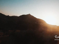 Молодая блондинка с пирсингом сосков оттрахана на горе в позе раком