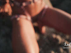 Молодая блондинка с пирсингом сосков оттрахана на горе в позе раком