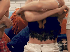 Страстный свинг секс на диване двух горячих девушек с двумя парнями