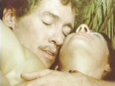 Кудрявый мужчина отодрал большим членом знойную брюнетку и блондинку