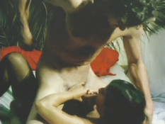 Кудрявый мужчина отодрал большим членом знойную брюнетку и блондинку