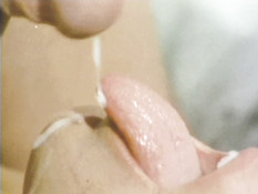 Кудрявый мужчина отодрал большим членом знойную брюнетку и блондинку