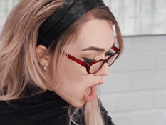 Бородатый отодрал в офисе симпатичного светловолосого транса в очках