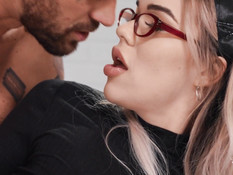 Бородатый отодрал в офисе симпатичного светловолосого транса в очках