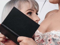 Темноволосый транс с тату и пирсингом отодрал в анус худого блондина