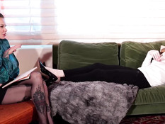 Строгая пышногрудая госпожа отымела страпоном молодого транссексуала