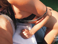 Парень отымел на зелёной лужайке молодую блондинку и кончил на попку