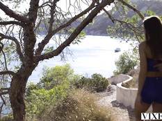 Зеленоглазую украинскую шатенку отодрал возле бассейна лысый мужчина