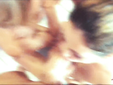 Молодая шатенка и блондинка устроили свинг групповуху с двумя парнями