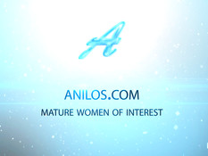 Перевозбуждённая русская дама с маленькой грудью теребит свою письку