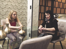 Зрелая грудастая брюнетка занимается лесби сексом с юной блондинкой