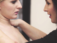 Зрелая грудастая брюнетка занимается лесби сексом с юной блондинкой