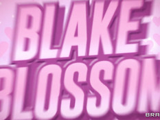 Сиськастая блондинка отлизывала у юной лесбиянки и трахалась с лысым