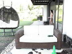 Тощая латинская брюнетка с маленькой грудью жёстко отпердолена в анал