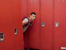 Белый парень оттрахал в раздевалке пышную мулатку с большой задницей