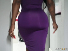 Пышная темнокожая милфа с большими титьками ебётся с белым мужчиной