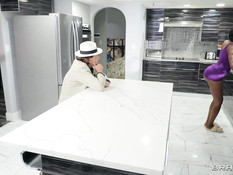 Пышная темнокожая милфа с большими титьками ебётся с белым мужчиной