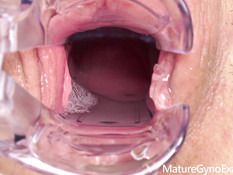 Развратный гинеколог ебёт вибратором и секс машиной молодую шатенку