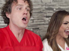 Молодая азиатка и худая зрелая женщина ебутся со своими бойфрендами