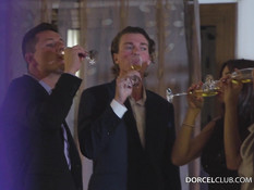 Две горячие молодые шатенки занялись групповым сексом с двумя парнями