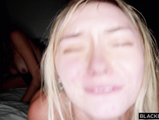 Двое негров отпердолили во все дырочки двух молодых белых блондинок