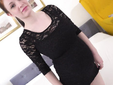 Небритый мужик лижет большие соски у пышногрудой беременной шатенки