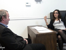 Мужик в офисе отпердолил в анус беременную риелторшу в сетчатом белье