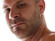 Два мускулистых татуированных мужчины занялись гей сексом на кровати