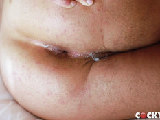 Два мускулистых татуированных мужчины занялись гей сексом на кровати