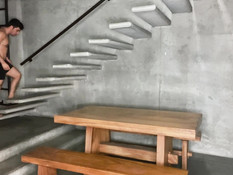 Два атлетичных латинских гея с тату на теле ебутся в анус на лестнице