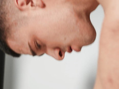 Молодой мускулистый гей отпердолил небритого дружка и кончил в очко