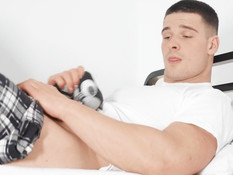 Молодой мускулистый гей отпердолил небритого дружка и кончил в очко