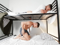 Молодой мускулистый гей отпердолил небритого дружка и кончил в очко