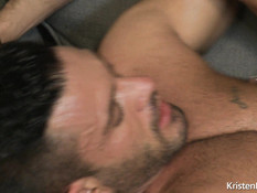 Страстный оральный и анальный секс двух татуированных спортивных геев