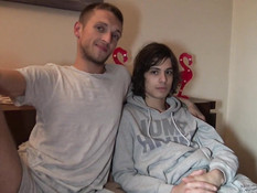 Двое молодых голубых любовников отсасывают и ебут друг друга в анус