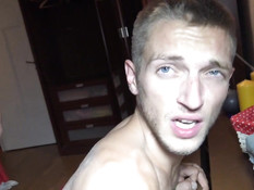 Двое молодых голубых любовников отсасывают и ебут друг друга в анус