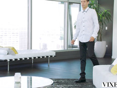 Паренёк оттрахал на кровати и залил спермой молодую сисястую шатенку