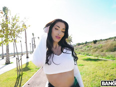 В подворотне парень отодрал в киску и анус молодую сисястую брюнетку