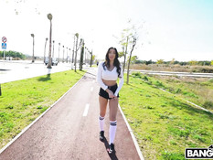 В подворотне парень отодрал в киску и анус молодую сисястую брюнетку