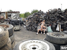 Горячая молодая шатенка ебётся с лысым приятелем в анал на автосвалке