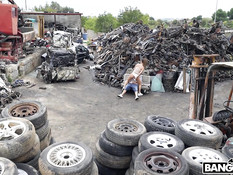 Горячая молодая шатенка ебётся с лысым приятелем в анал на автосвалке