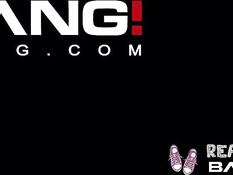 Кареглазая девушка отсасывает в парке и трахается с парнем в комнате