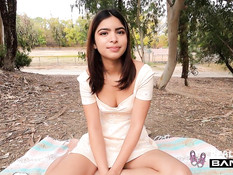 Кареглазая девушка отсасывает в парке и трахается с парнем в комнате