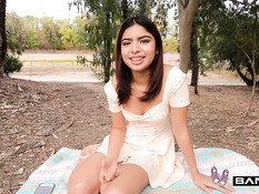 Кареглазая девушка отсасывает в парке и трахается с парнем в комнате