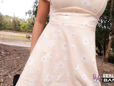 Кареглазая девушка отсасывает в парке и трахается с парнем в комнате