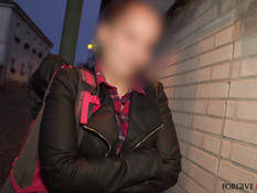 Мужчина отымел в микроавтобусе и обкончал молодую сиськастую шалаву