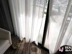 Молодая татуированная шатенка в очках теребит бритую пизду на балконе