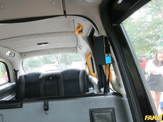 Таксист отымел и обкончал на заднем сиденье молодую сисястую шатенку